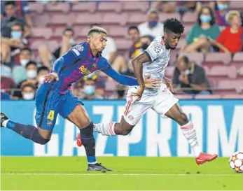  ?? FOTO: CHRISTIAN KOLBERT/IMAGO IMAGES ?? Am Dienstag sprintete Kingsley Coman (re.) noch auf dem Platz gegen den FC Barcelona.