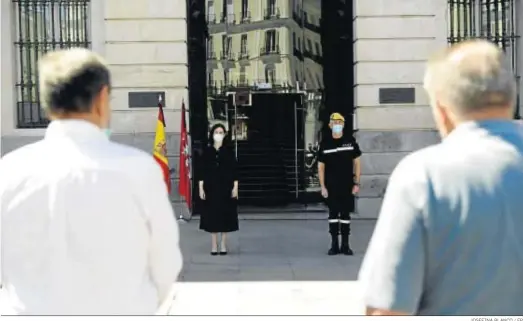  ?? JOSEFINA BLANCO / EP ?? Isabel Díaz Ayuso, presidenta de Madrid, guarda ayer un minuto de silencio junto a Francisco Javier Calzado Domínguez, coronel del Estado Mayor.