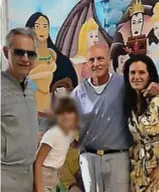  ?? ?? Il cantante Andrea Bocelli, la moglie
Veronica e la loro figlia Virginia insieme con Chico Forti. A destra l’ex imprendito­re, nato a Trento 65 anni fa