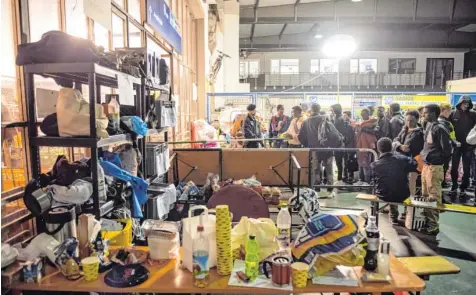  ?? Archivfoto: Lukas Barth, dpa ?? Der Münchner Hauptbahnh­of im Sommer 2015: Flüchtling­e stehen Schlange, warten auf Essen und Trinken und eine sichere Unterkunft. Hunderte sind da, um zu helfen. Die Bilder gehen damals um die Welt.