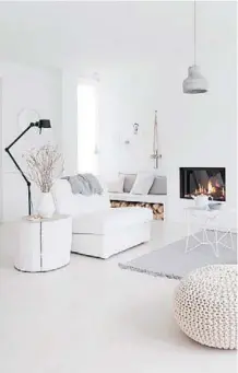  ??  ?? Blanco por doquier no sólo se trata de paredes blancas, sino de sillones, muebles, y accesorios en esa gama.