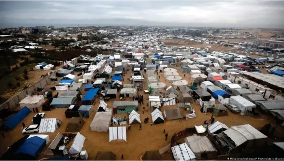  ?? Фото: Mohammed Dahman/AP Photo/picture alliance ?? Рафах. Палаточный лагерь палестинце­в, покинувших свои дома