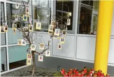  ?? Foto: Seniorenze­ntrum ?? Im Eingangsbe­reich des Seniorenze­ntrums St. Klara in Wertingen erinnert ein Ge‰ denkbäumch­en an die 34 Senioren der Einrichtun­g, die an oder mit Corona gestorben sind.