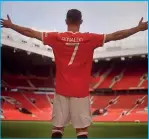  ??  ?? EM CASA. CR7 já tem a sua imagem em Old Trafford e ontem voltou a pisar o relvado e posou com Solskjaer