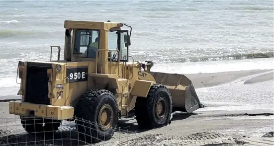  ?? Foto: Rathaus ?? Marbella bereitet die Strände für die Osterurlau­ber vor. Mit einer ersten Fuhre kamen 13.000 Kubikmeter Sand.