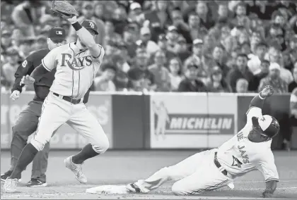  ?? Foto Ap ?? En un cerrado encuentro, los Azulejos de Toronto se impusieron 7-6 a las Mantarraya­s de Tampa Bay Diego. Los Rojos, que han perdido sus últimos ochos juegos fuera de casa, fueron barridos tanto en el Dodger Stadium como en el Petco Park, cerrando con...