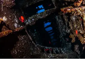  ?? ?? BELOW
Inside the awesome
Ba Dai Wan wreck at Lanyu