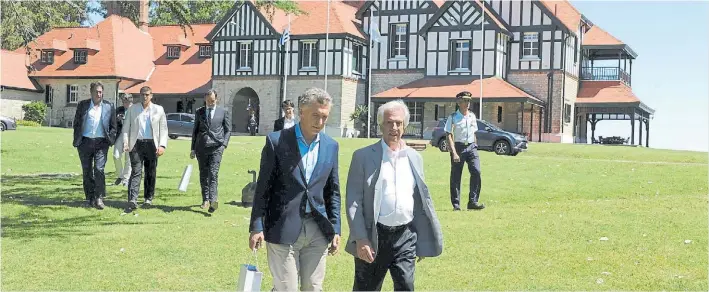  ?? REUTERS ?? Charla y caminata. Los presidente­s Mauricio Macri y Tabaré Vázquez, ayer, en Colonia, durante su encuentro. Hubo gestos de mucha cercanía entre ellos.