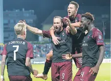  ??  ?? SAlvADor. El argentino Gonzalo Higuaín anotó ayer el gol que le dio la victoria al Milán en Luxemburgo.