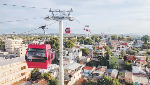  ?? ?? El Teleférico de Santiago comenzó ayer sus operacione­s ofreciendo servicios gratuitos a los pasajeros que acudieron a sus estaciones.