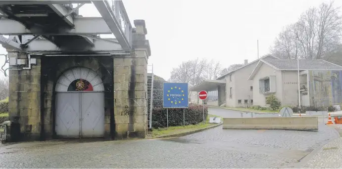  ?? Foto: dpa ?? Ein Bild wie ein trauriger Fado. Die triste Realität an der geschlosse­nen Grenze zu Portugal steht im Kontrast zu Spekulatio­nen über Osterurlau­b.