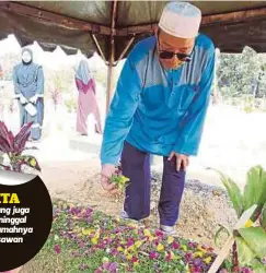  ??  ?? MD Noor menabur bunga rampai di atas pusara isterinya, Madznah bersebelah­an pusara anaknya, Norain di Tanah Perkuburan Islam Kampung Solok Dekat, Pengkalan Balak, semalam.