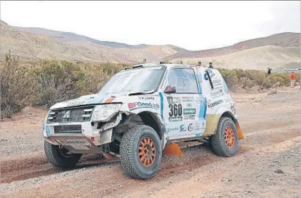  ?? NICOLAS AGUILERA / EFE ?? Cristina Gutiérrez, al volante de su Mitsubishi Montero, ocupa la 55.ª posición de la general