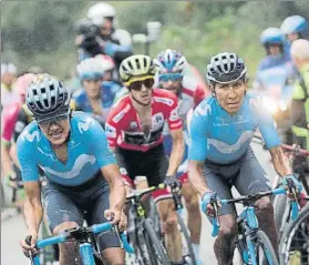  ?? FOTO: EFE ?? Richard Carapaz tirando de Nairo Quintana con Simon Yates observando de cerca