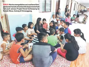  ??  ?? FOKUS: Norina mengadakan sesi suai kenal dengan kanak-kanak sementara ibu bapa memerhati dari jauh semasa Projek Pensel berkunjung ke Rumah Musa, Sutong di Simanggang.