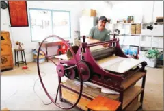  ?? ALESSANDRO MARAZZI SASSOON ?? Fernando Aceves Humana with one of two lithograph­y presses at the Royal University of Fine Arts.