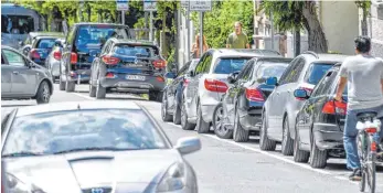  ?? ARCHIVFOTO: FELIX KÄSTLE ?? In der Ravensburg­er Seestraße hat die Stadt zusätzlich­e Parkplätze geschaffen.