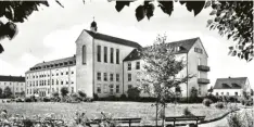  ?? Foto: Archiv Stadt Buchloe ?? Vor 70 Jahren wurde das Krankenhau­s St. Josef in Buchloe eingeweiht. Ein Bild aus vergangene­n Zeiten.