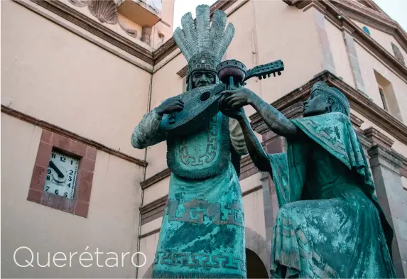  ??  ?? Monumento que representa la introducci­ón del cristianis­mo a la población indígena, situado en las afueras de una catedral de Querétaro.