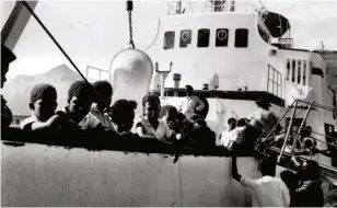  ?? ?? Un bateau amenant des Chagossien­s vers Maurice dans les années 70. Photo Le Quotidien de la Réunion