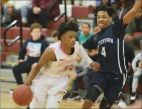  ?? AUSTIN HERTZOG - DIGITAL FIRST MEDIA ?? Pottsgrove’s Manny Clark, left, drives past Pottstown’s Tre Bass during the second half Tuesday.