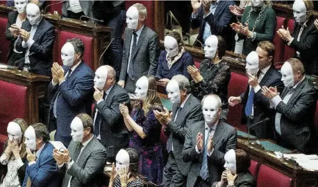  ?? LaPresse ?? La protesta del PdI deputati democratic­i ieri in aula hanno indossato una maschera bianca per i migranti “invisibili”