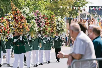  ?? NGZ-FOTO: A. TINTER ?? Die Zuschauer genossen die prachtvoll­en Blumenhörn­er gestern Nachmittag beim Umzug durch den Ort. Im kommenden Jahr soll es auch wieder einen Schützenkö­nig geben.