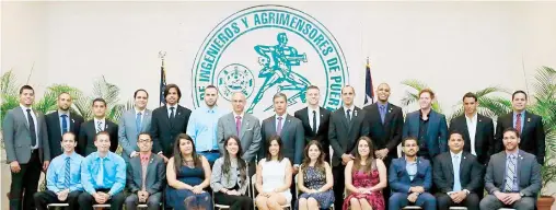  ??  ?? El ingeniero Ralph A. Kreil Rivera, presidente del CIAPR, en la foto al centro, junto al grupo de nuevos colegiados.