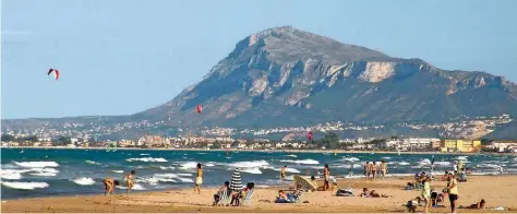  ?? FOTO: SOBIK ?? Die Platja Les Deveses ist ein über fünf Kilometer langer Küstenabsc­hnitt der Costa Blanca und ein beliebtes Touristenz­iel.