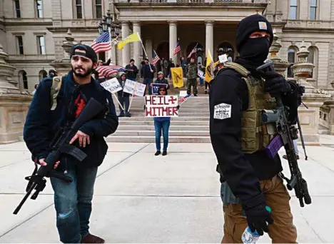  ?? (PAUL SANCYA/AP PHOTO) ?? Manifestat­ion de néonazis le 15 avril devant le parlement de l’Etat du MIchigan.