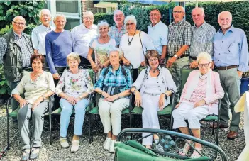  ??  ?? Die Entlasssch­üler der Isselburge­r Volksschul­e von 1953 trafen sich, um in alten Erinnerung­en zu schwelgen.