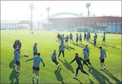  ??  ?? A PRESIONAR. El Athletic preparando el partido de mañana.