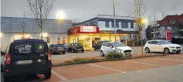  ?? BILD: Torsten von Reeken ?? 21.30 Uhr: Auf dem Supermarkt­parkplatz in Donnerschw­ee herrscht noch reger Betrieb.