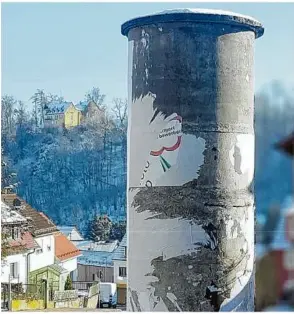  ?? Foto: Lothar Danzer ?? Die Litfaßsäul­e an der Stettbergs­traße, mit Blick zum Schloss, gehört jetzt der Dorfgemein­schaft Burgberg.