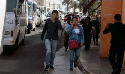  ?? MIGUEL ROMERO ?? Poblanos tuvieron que caminar a sus centros de trabajo.