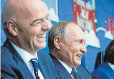 ?? FOTO: DPA ?? Verstehen sich offensicht­lich: Russlands Präsident Wladimir Putin (re.) und Fifa-Chef Gianni Infantino.