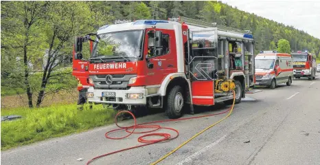  ?? FOTO: THOMAS WARNACK ?? Gammerting­er Feuerwehrl­eute beim Säureunfal­l-Einsatz am Freitag: Der 41-jährige Daniel Zeiler ist neuer Kommandant der Gesamtwehr.