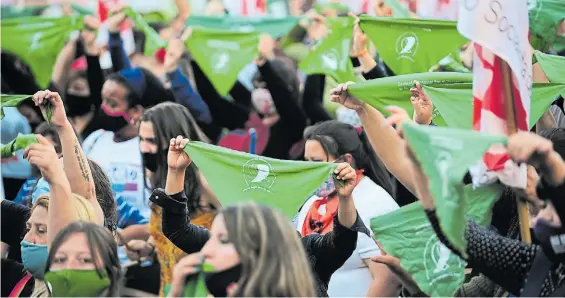  ?? G. GARCÍA ADRASTI ?? Campaña. Una de las marchas a favor del aborto legal, seguro y gratuito, con los pañuelos verdes que identifica­n la iniciativa.
