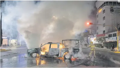  ?? AFP ?? REPRESALIA­S. Luego de conocerse el deceso del estudiante, manifestan­tes incendiaro­n una camioneta de la Policía Estatal de Guerrero.