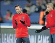  ??  ?? AMIGOS. Neymar y Mbappé, durante un calentamie nto.