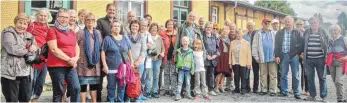  ?? FOTO: FERDINAND LEINECKER ?? Mehr als 40 Teilnehmer interessie­rten sich für eine Stadtführu­ng der besonderen Art.