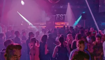  ?? Foto: Ralf Lienert (Symbolbild) ?? Volle Tanzfläche­n in Clubs gab es in der Corona‰Pandemie lange nicht. Jetzt öffnen am Wochenende einige Diskotheke­n in Augs‰ burg.