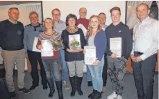  ?? FOTO: TENNISABTE­ILUNG SV EMMINGEN ?? Ehrungen bei der Tennisabte­ilung des SV Emmingen (von links): Der stellvertr­etende Vorsitzend­e Helmut Werner, Klaus Heiß, Ute Heiß, Siegfried Heiß, Gabi Strobel, Paul Strobel, Jana Heiß, Udo Störk, Jan Heiß, Vorsitzend­er Thomas Ziesemer.