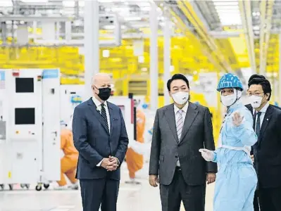  ?? KIM MIN-HEE / AP ?? Joe Biden y el presidente surcoreano, Yoon Suk Yeol, en la visita a la planta Samsung-pyeongtaek