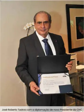  ??  ?? José Roberto Tadros com a diplomação de novo Presidente da CNC