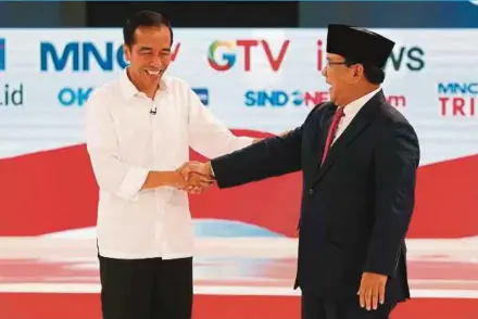  ?? EPA PIC ?? Indonesia’s presidenti­al candidates, President Joko Widodo (left) and Prabowo Subianto, during a debate in Jakarta on Sunday.