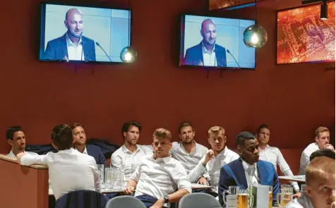  ?? Foto: Ulrich Wagner ?? Der Vereinsche­f sprach und die Spieler des FC Augsburg hörten bei der Jahreshaup­tversammlu­ng am Montagaben­d interessie­rt zu.