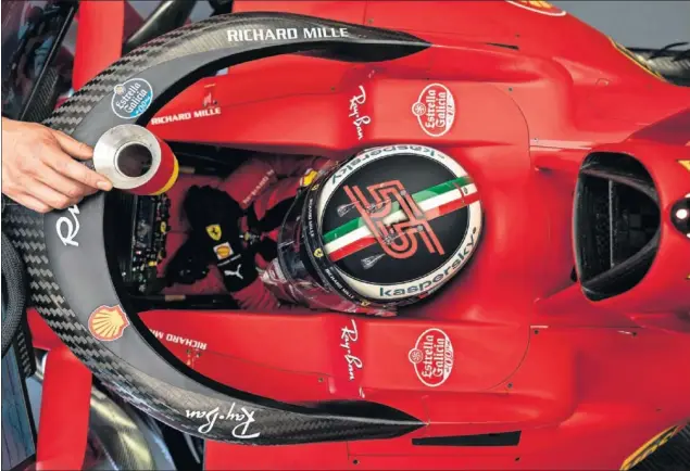  ??  ?? El piloto madrileño de Ferrari, Carlos Sainz, se prepara en el coche dentro del box del equipo de Maranello en el pasado GP de Italia disputado en el circuito de Monza.