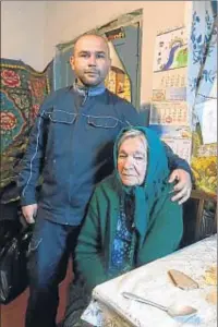  ?? GONZALO ARAGONÉS ?? Visitas del exterior. Maria Semeniuk, de 79 años, vive junto a sus gallinas en Párishiv. Su nieto, Vitali,la visita a menudo