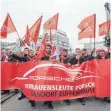  ?? FOTO: DPA ?? Warnstreik­s bei Porsche in Stuttgart.